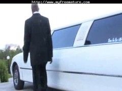 Milf Fotze in Limousine geleckt